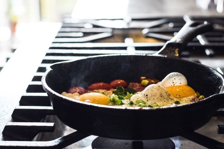 把锅餐早餐已经准备好服务,留下一个空的铸铁盘炉子上——做什么?