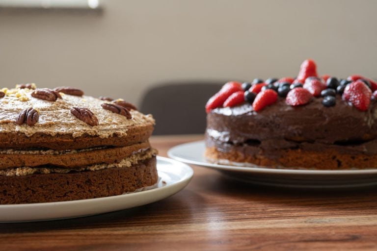 两个美味的全素食蛋糕在盘子里等待一个餐桌,你能同时烤两个蛋糕吗?半岛电竞体育平台app——公司派和芝士蛋糕