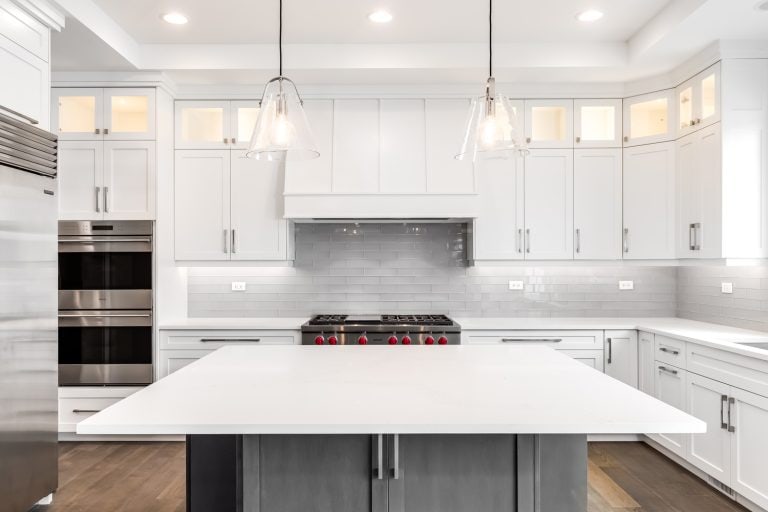豪华现代厨房不锈钢狼电器包围着白色的橱bd手机下载柜,漂亮的花岗岩,硬木地板。