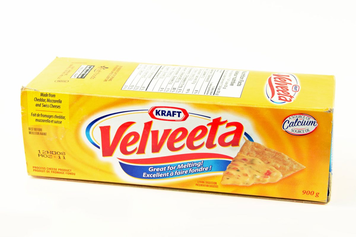 一盒白色背景的美味Velveeta奶酪