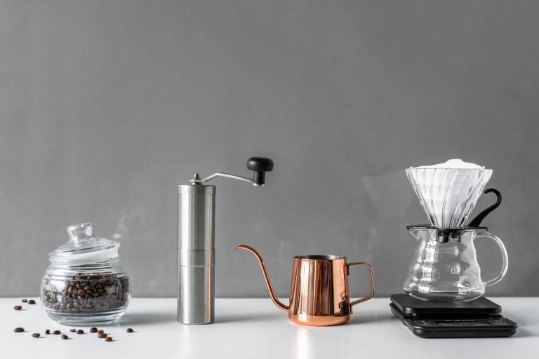 自制的咖啡酿造工具在现代风格的白色桌子,如何酿造白咖啡(比你想得容易!)