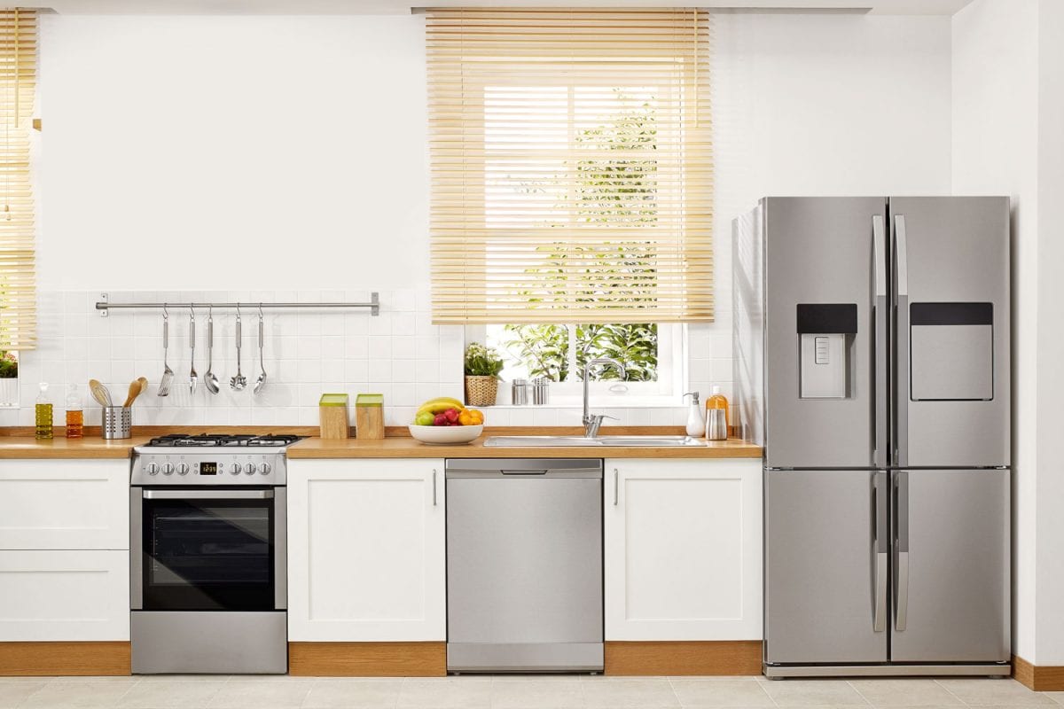 传统设计的厨房，木质台面和双门冰箱bd手机下载