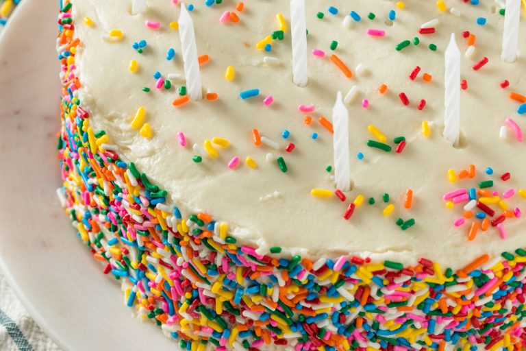 自制的甜蜜的生日蛋糕和蜡烛准备服务,如何阻止洒出血到蛋糕糖衣