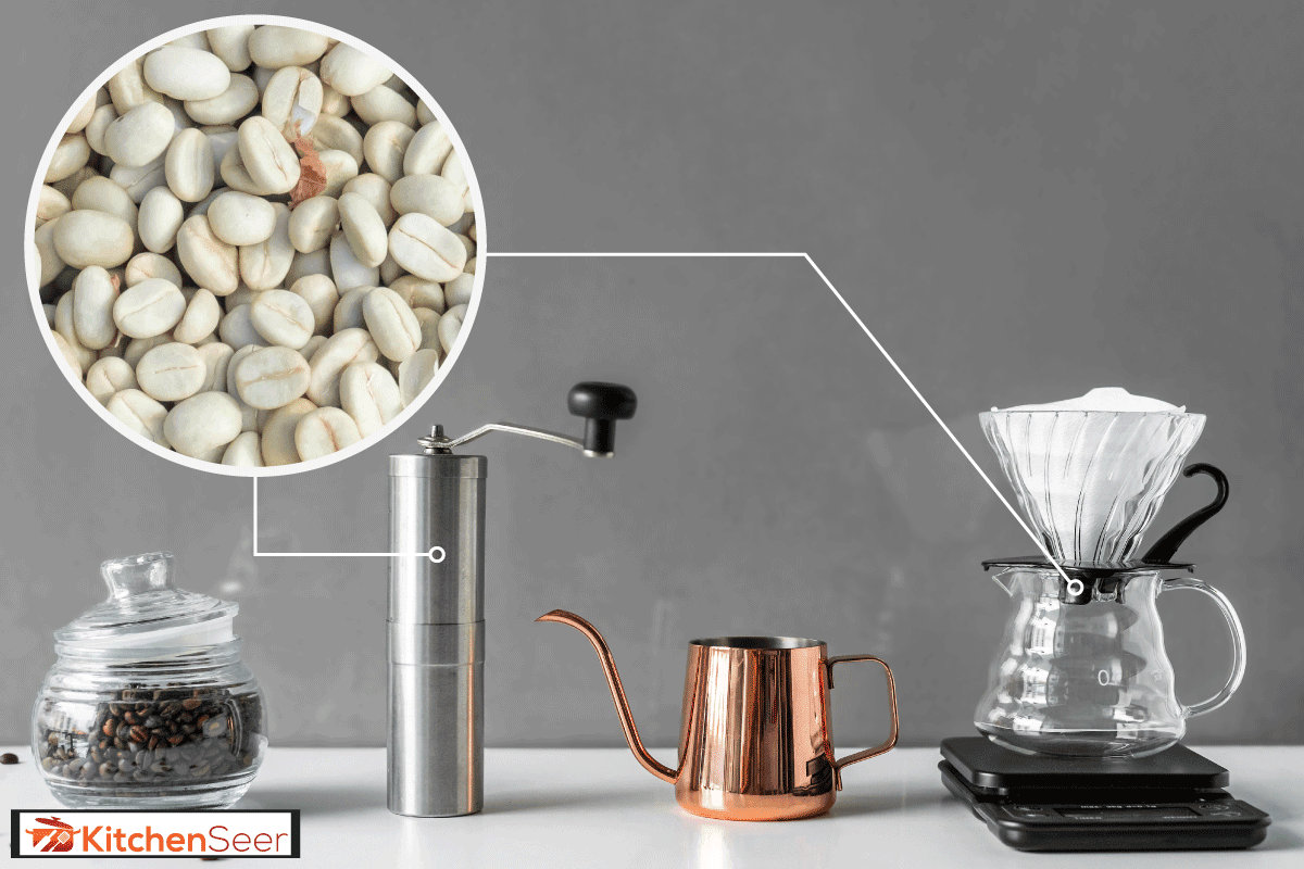 现代风格的咖啡冲泡工具，可以在白色桌子上自制，如何冲泡白咖啡(比你想象的容易!)