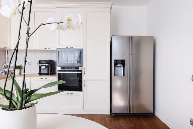 现代厨房的冰箱bd手机下载在厨房的角落里,你有多少空间应该在冰箱