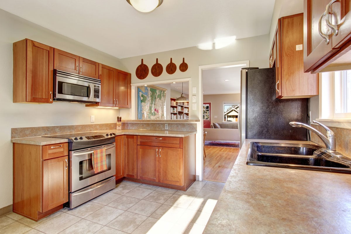 现代厨房，瓷砖bd手机下载地板和木橱柜＂width=