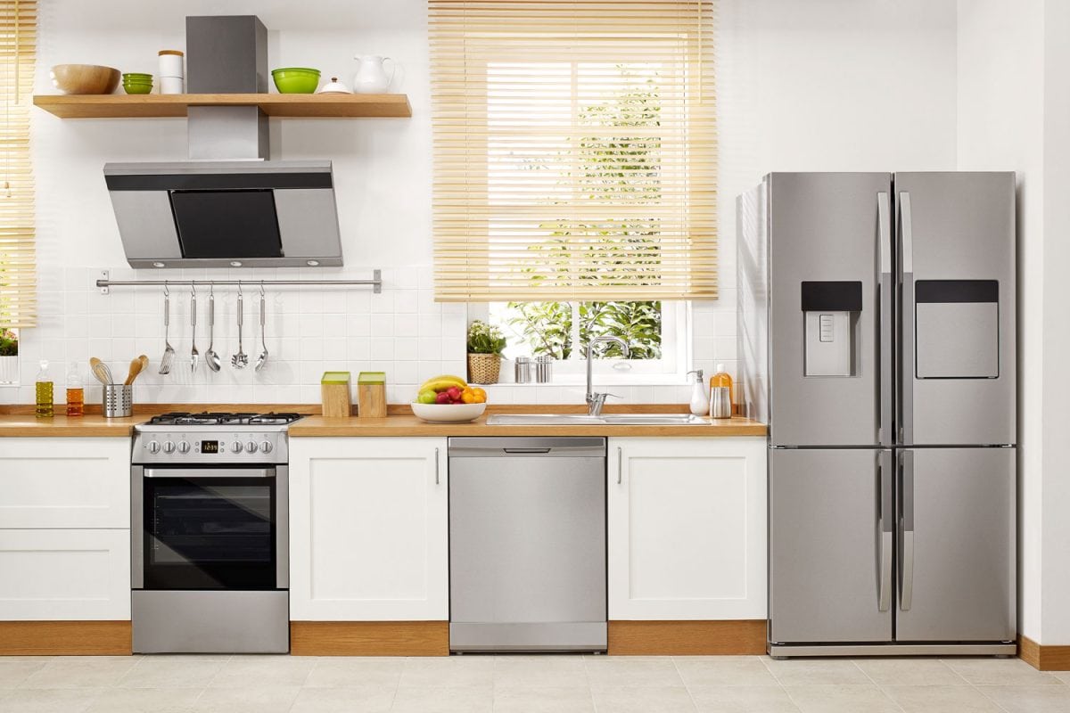 现代厨房，木质bd手机下载台面，白色橱柜和双门冰箱