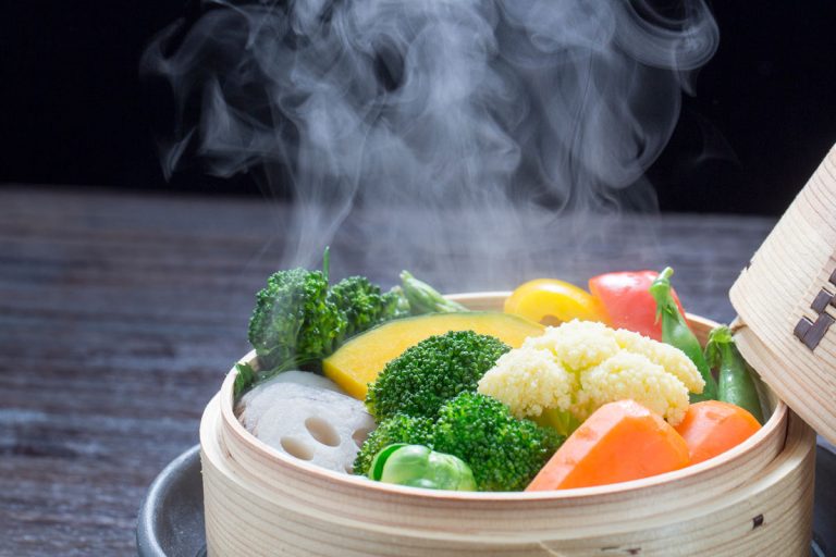 蒸蔬菜,你能把热的食物放在冰箱里吗?