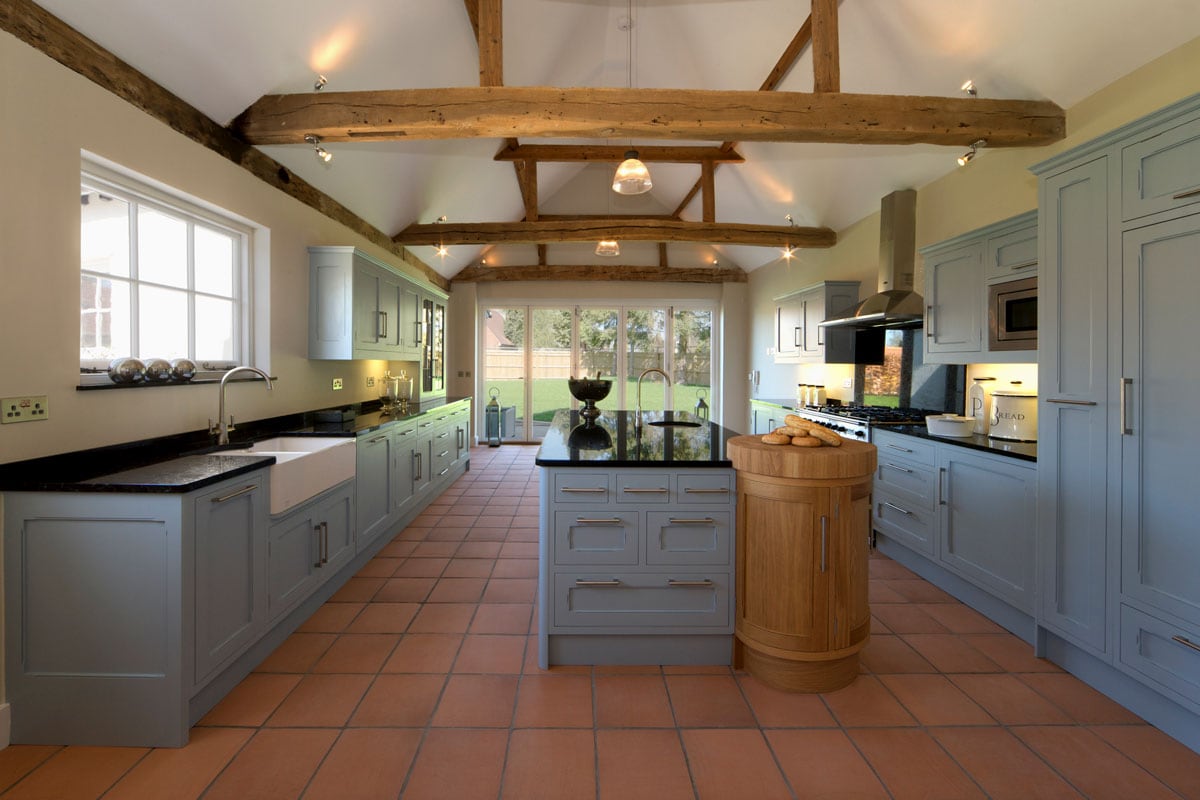 美丽的农舍厨房在一个完全恢复和重建的农场bd手机下载＂width=