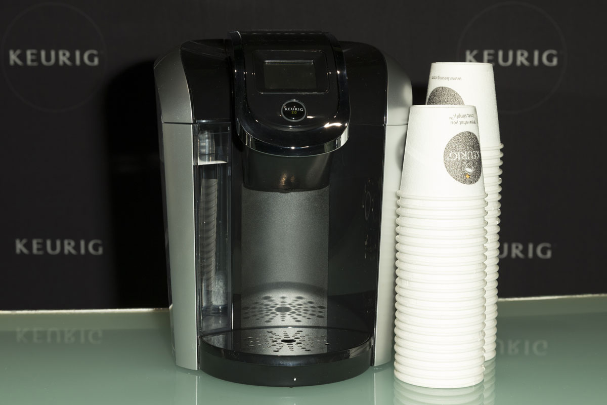 Keurig咖啡机，咖啡杯在旁边