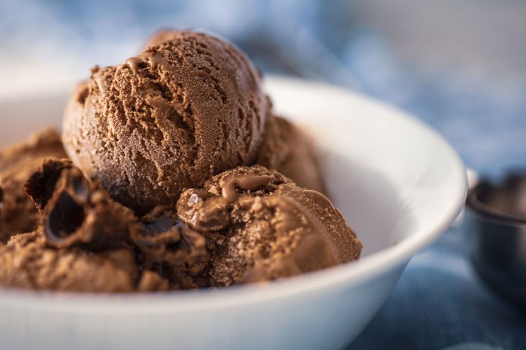 巧克力冰淇淋,冰淇淋软冻在冰箱,但一切?这是要做什么