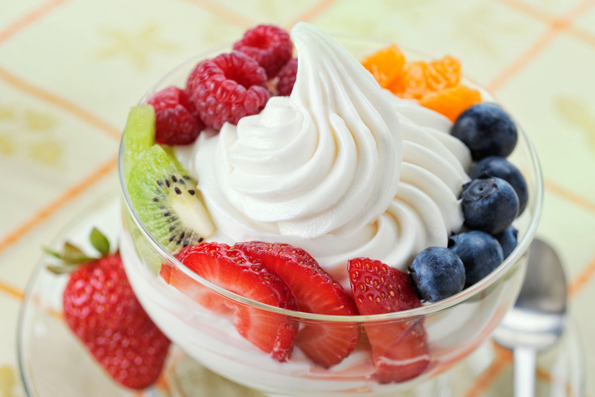 香草软冻酸奶配上各种新鲜水果