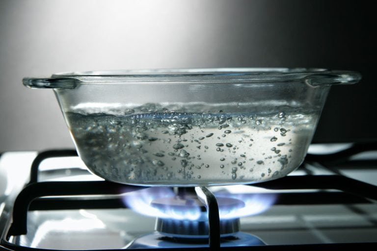 玻璃平底锅煤气炉的特写镜头,你能把炉子上的玻璃罐吗?
