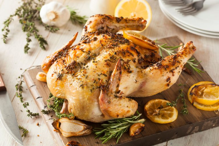 自制的柠檬和香草砧板整鸡,烤时你应该用箔覆盖一只鸡?