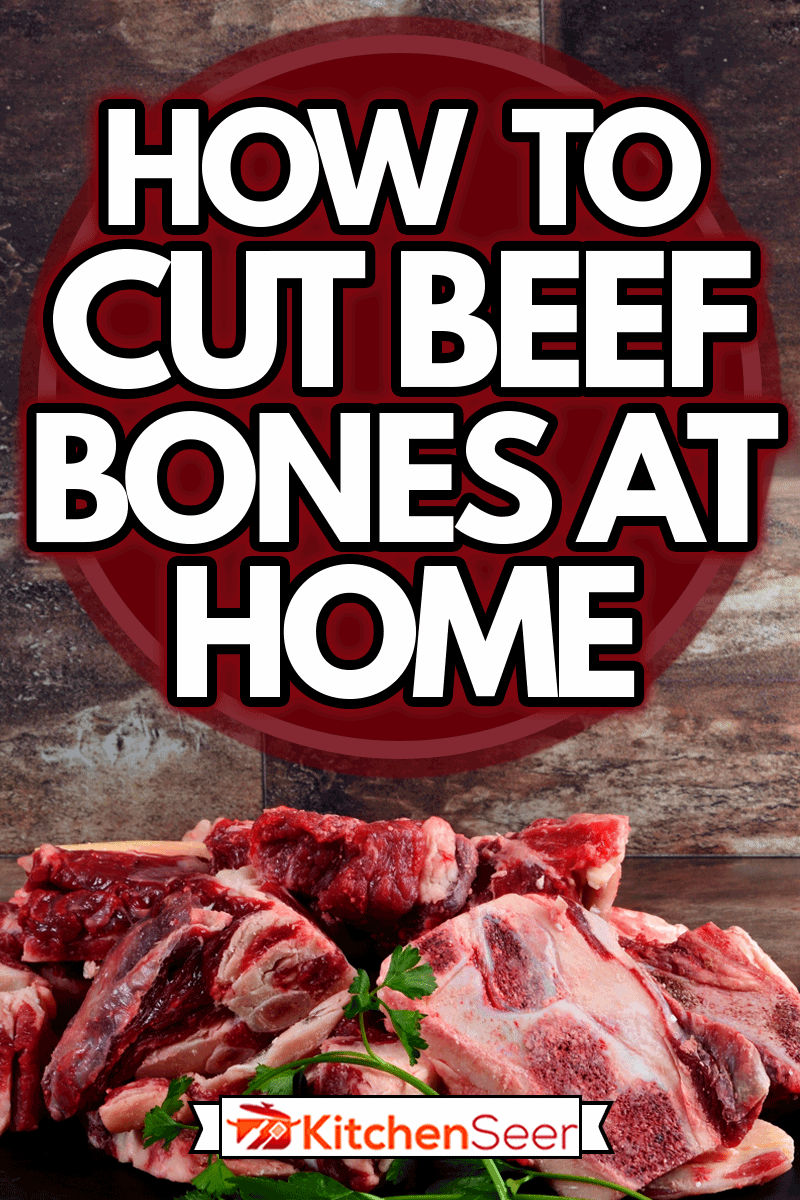 粘土盘和棕色石头背景上的带骨头的生肉，如何在家里切牛骨头