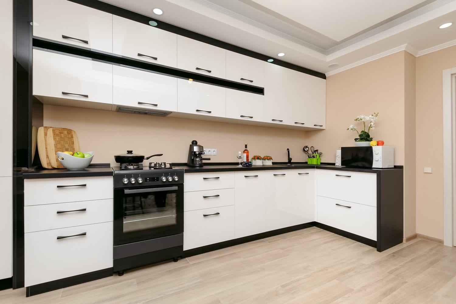 现代宽敞的黑白厨房，干净的设计bd手机下载