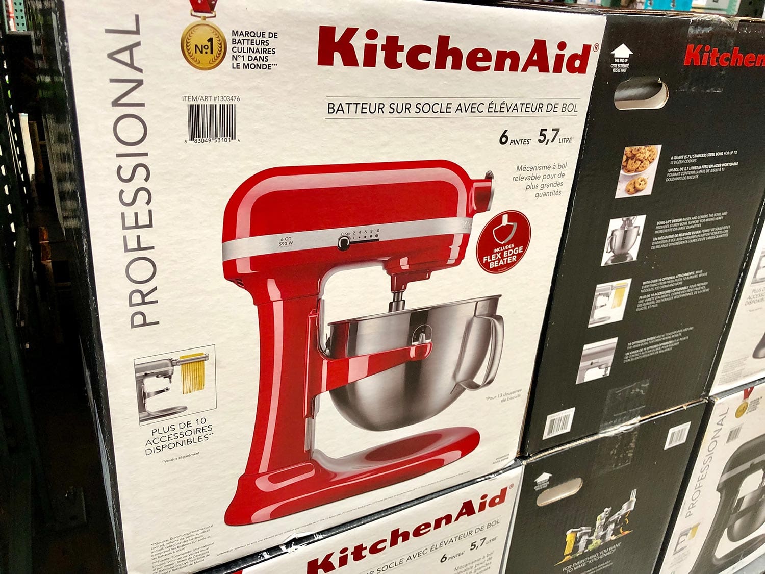 在一家大bd手机下载型百货商店展示的红色的新型KitchenAid食品搅拌机