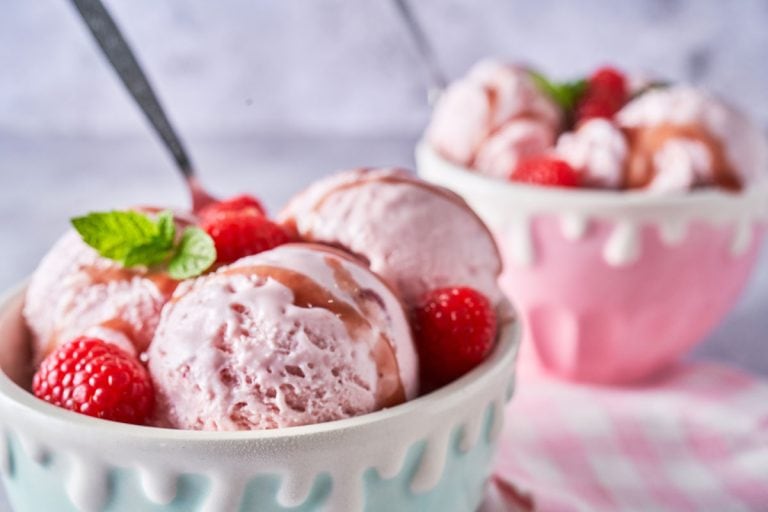 两碗草莓冰淇淋,你能把冰淇淋放在冰箱里而不是冰箱里?