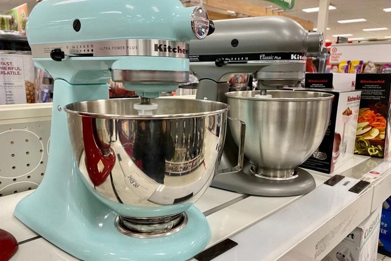 两个模型的KitchenAid食bd手机下载品搅拌机在商店货架上，哪个KitchenAid附件奶油和糖?