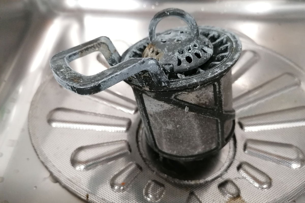 一个旧又脏的洗碗机过滤器需要更换