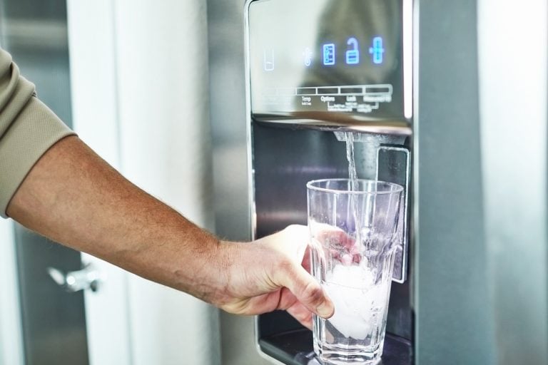 水从冰箱,冰箱水蒸馏或只是过滤吗?