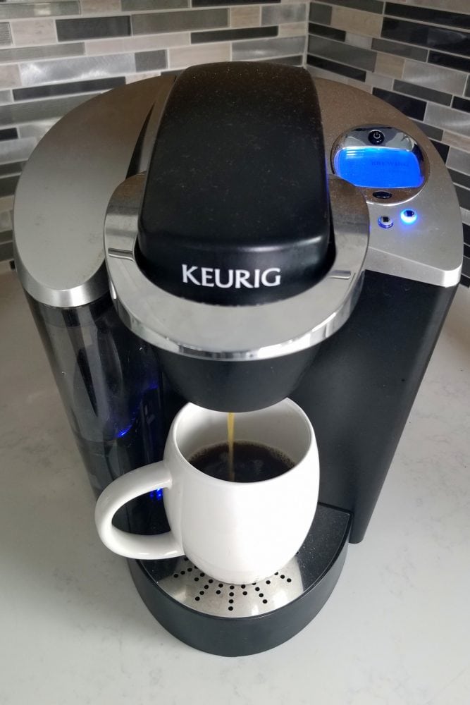 带有白色马克杯的Keurig咖啡机