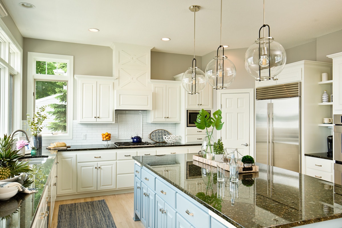 经典设计的厨房，白色的橱柜和黑色的bd手机下载台面，与厨房的整体设计相匹配