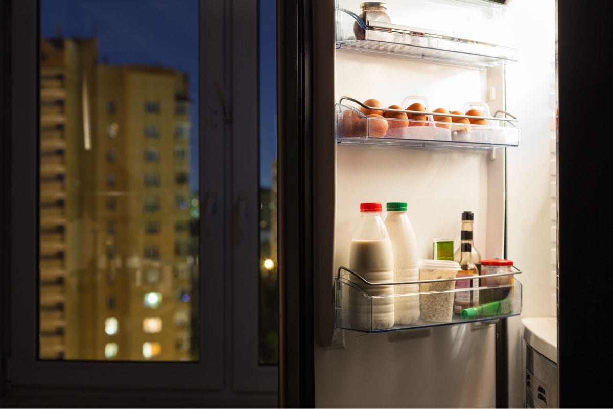 家庭冰箱的门与乳制品在夜间
