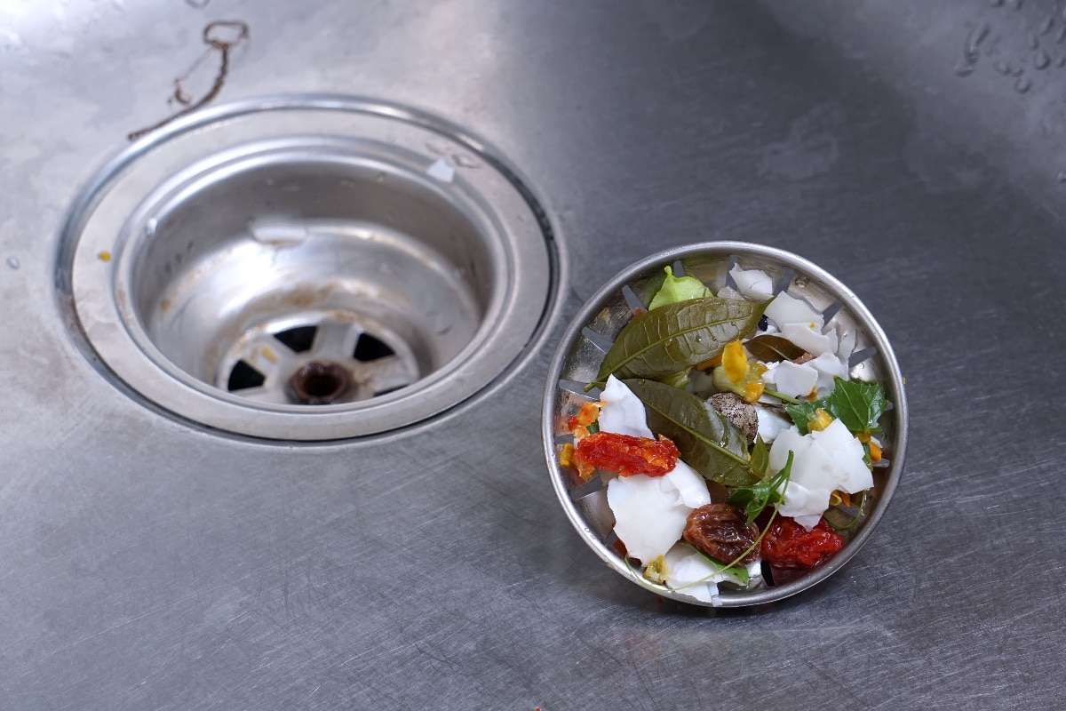 食物浪费的洗涤水槽和垃圾陷阱网格的排水洞。