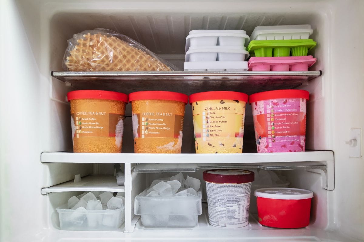 冰箱里装满了冰淇淋口味和冰块，为夏天做好准备。