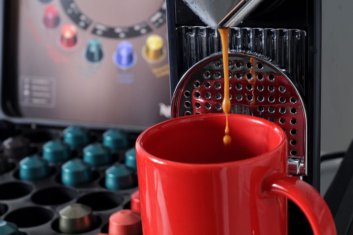 Nespresso咖啡机制作咖啡与红杂志和各种Nespresso胶囊