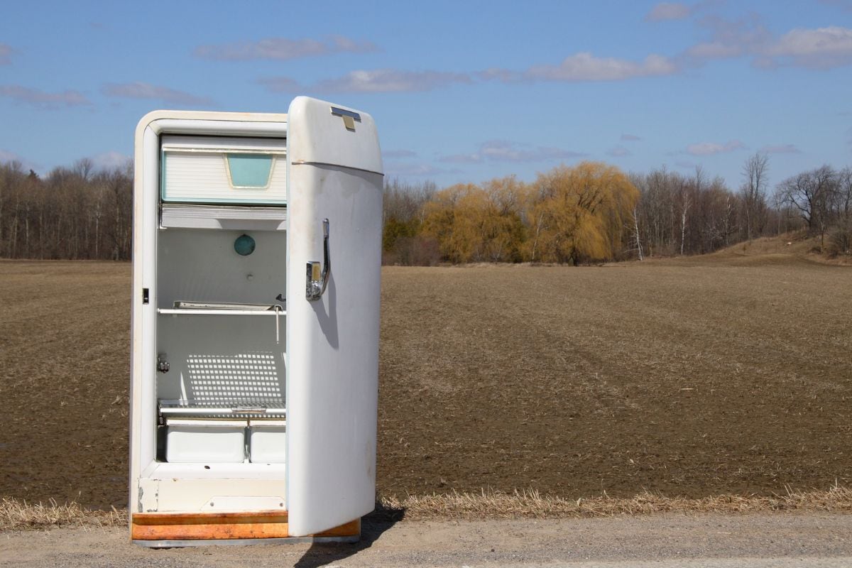 农民田地路边的旧冰箱。