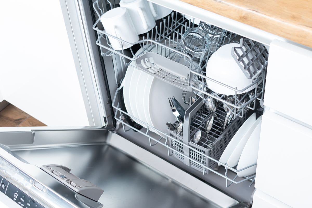 打开洗碗机用干净的餐具