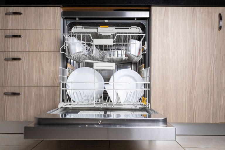 开放的内置洗碗机,与集成厨房电器、盘子和碗的洗碗机,如何删除前架通用bd手机下载电气的洗碗机