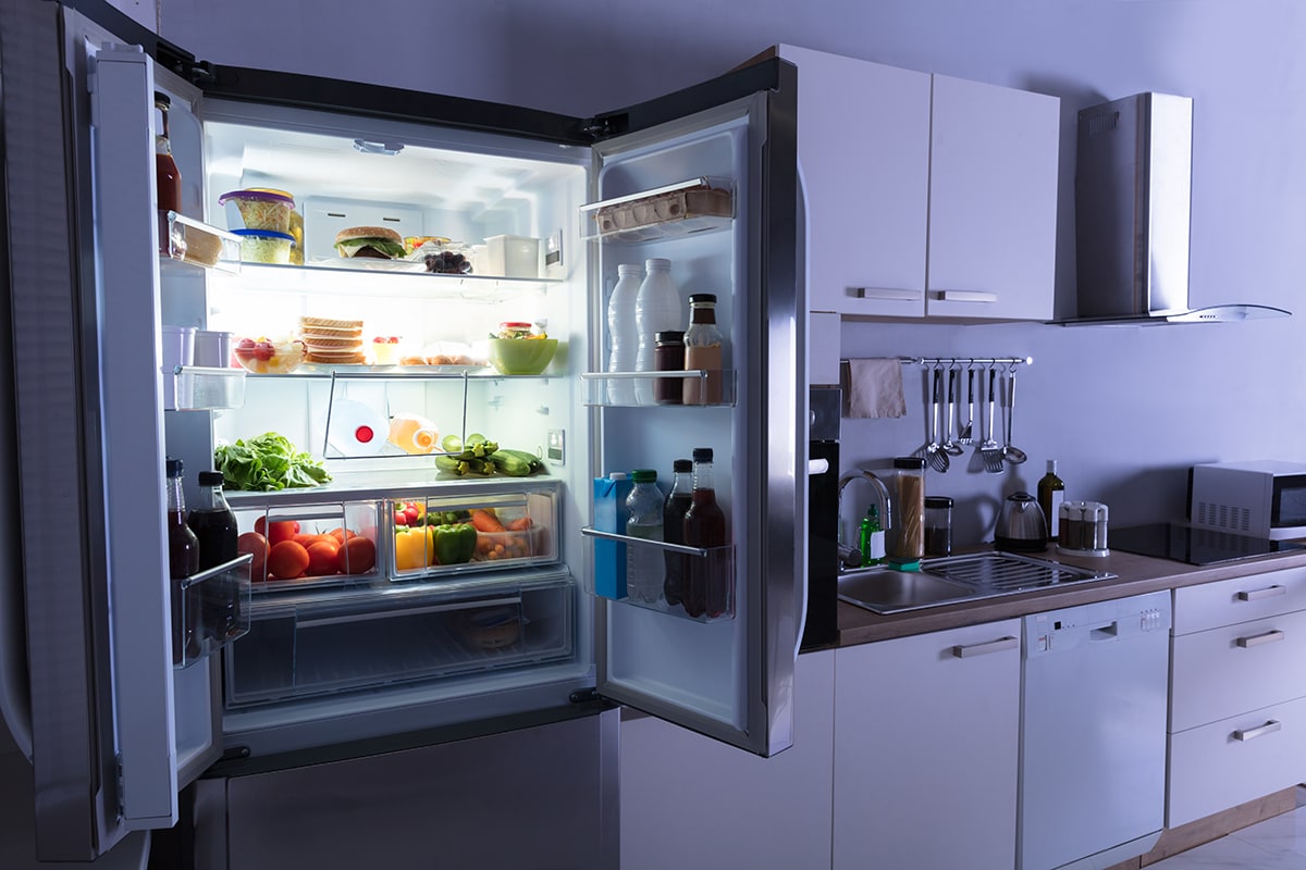 打开冰箱，冰箱里放满了新鲜的蔬菜bd手机下载