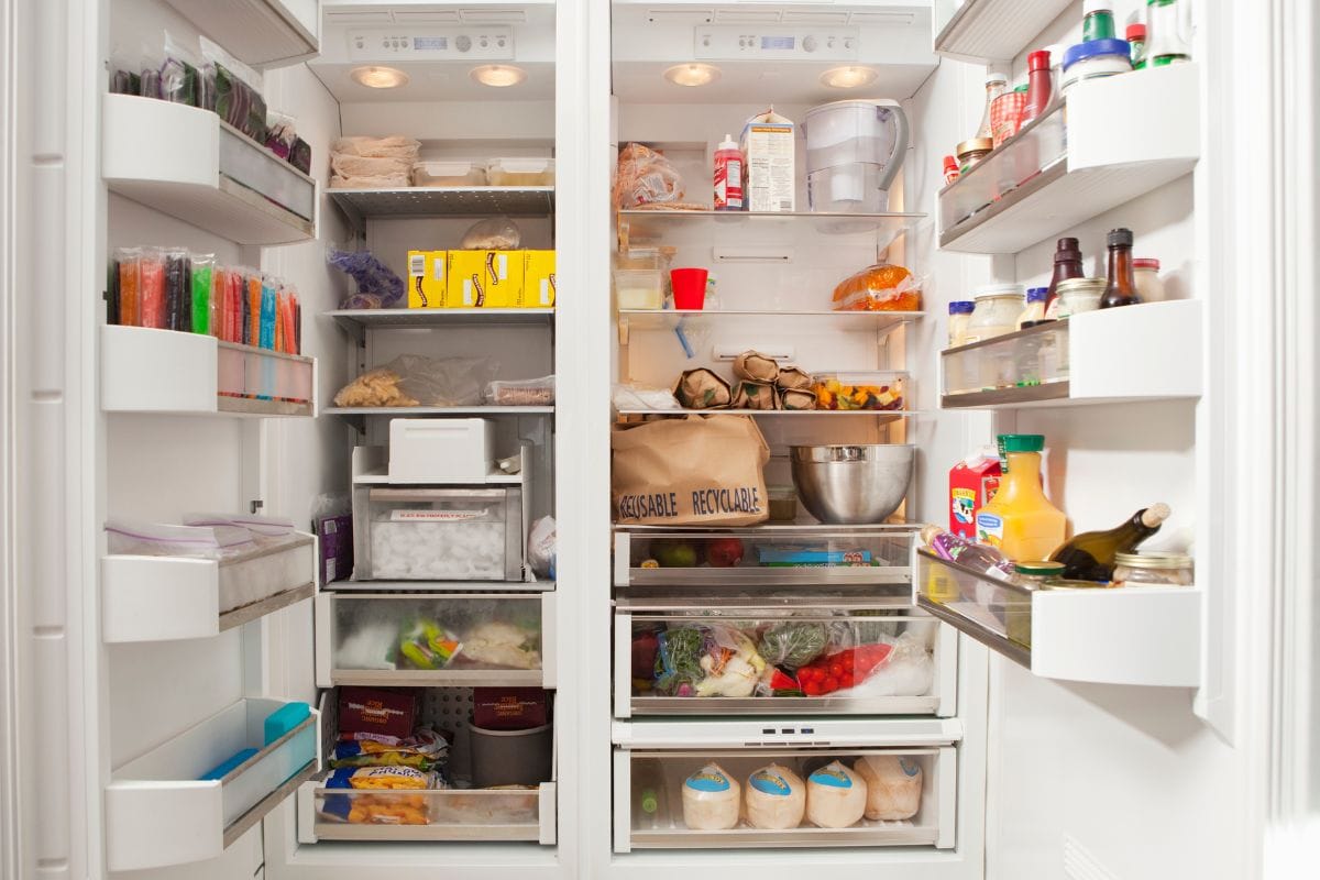 打开冰箱放食物