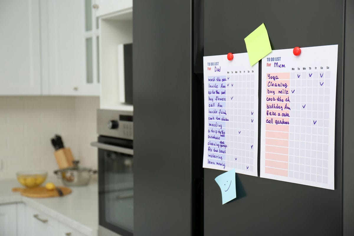 在厨房冰箱上做清单和便利贴bd手机下载