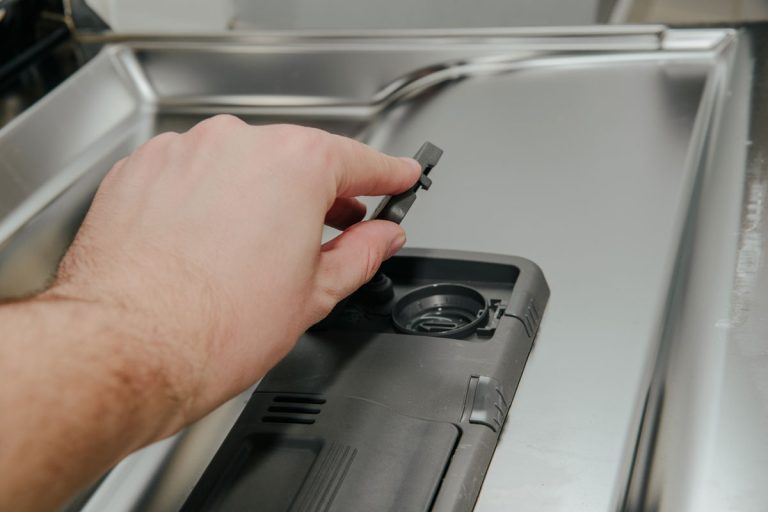 补足的冲洗援助洗碗机在那个男人补充冲洗援助,如何添加冲洗援助漩涡洗碗机