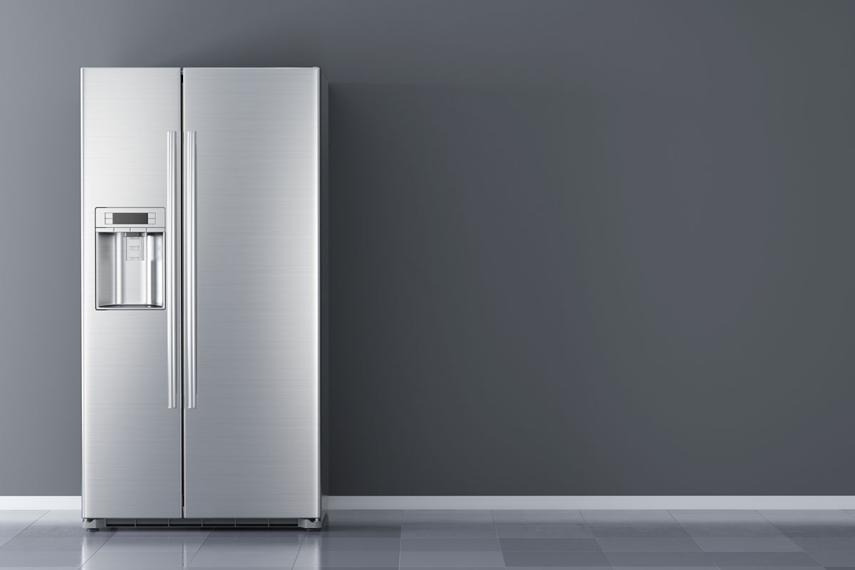 照片上的漩涡冰箱空荡荡的厨房，新房子的墙壁刷成灰色bd手机下载