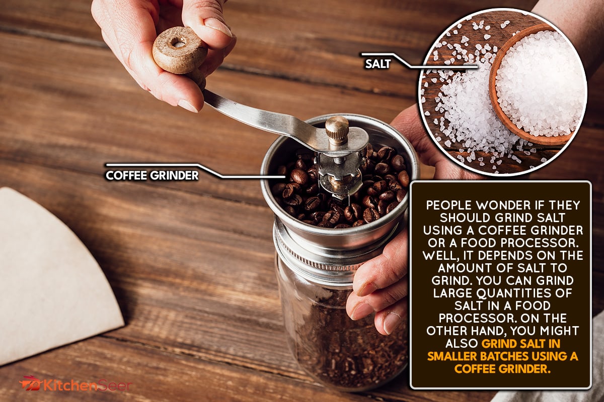用手动咖啡研磨机在木桌上研磨咖啡豆。你能用咖啡研磨机或食品加工机磨盐吗?