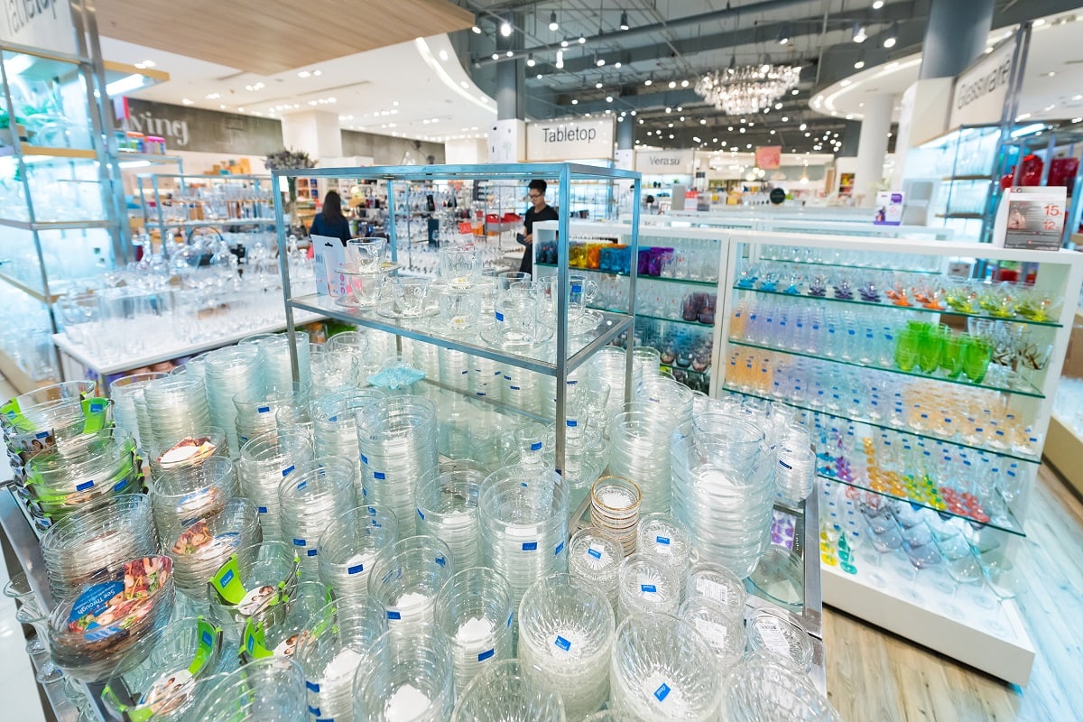 你的餐具安全吗?-在暹罗Paragon购物中心的Living商店里，各种各样的玻璃器皿。