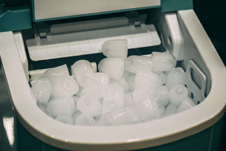 锥的冰在一个便携式制冰机,便携式冰制造商是由在美国?[公司。5大选项)