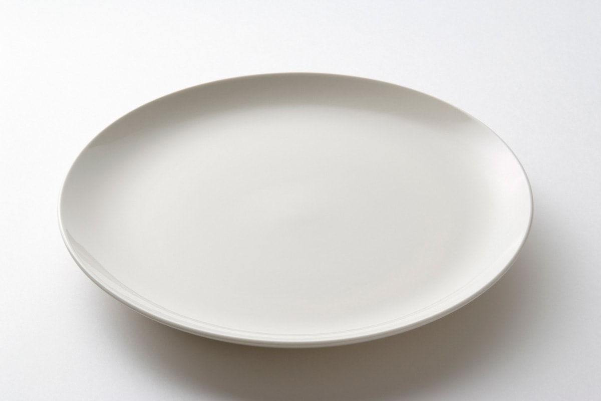 白色背景的餐盘。