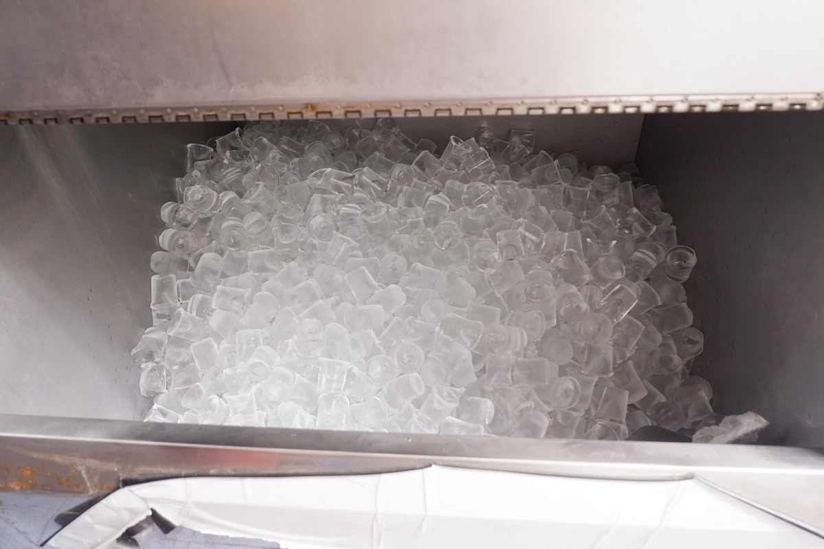 冰块来自便携式制冰机