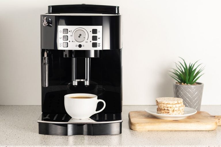 现代咖啡杯的咖啡机内部厨房特写镜头——现代咖啡杯的咖啡机内部厨房特写镜头,咖啡壶说针——这意味着什么呢?bd手机下载