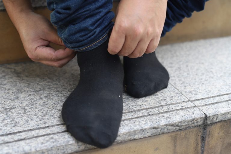 男人在家里早上把灰色袜子在他的腿,是脏袜子综合症危险吗?(以及房主如何修复它)