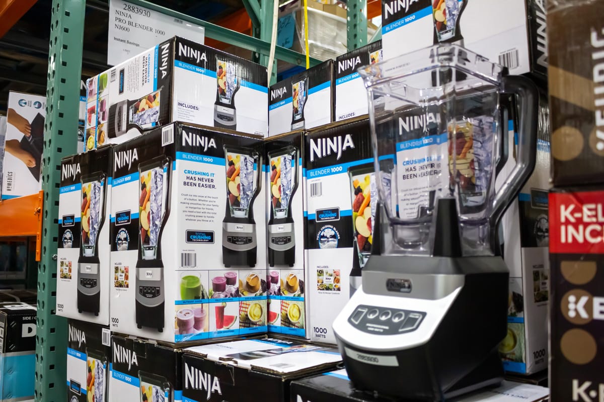 在当地一家大卖场里，忍者搅拌器摆放在几台包装好的电器旁边。