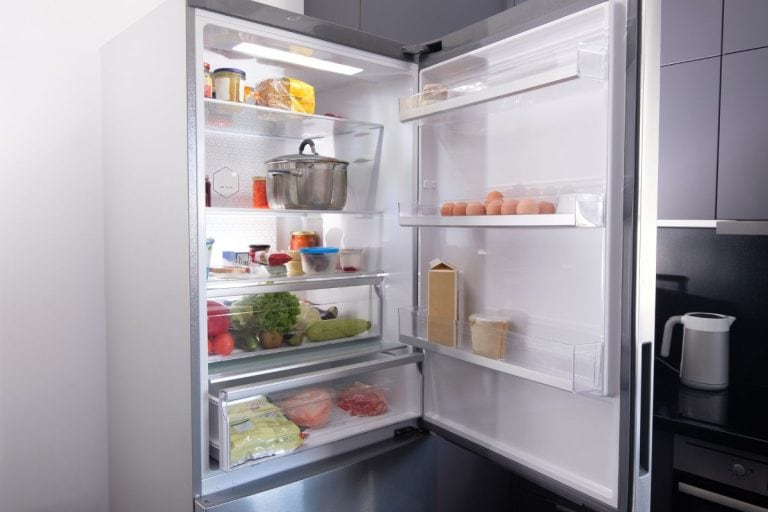 打开冰箱装满了新鲜水果和蔬菜