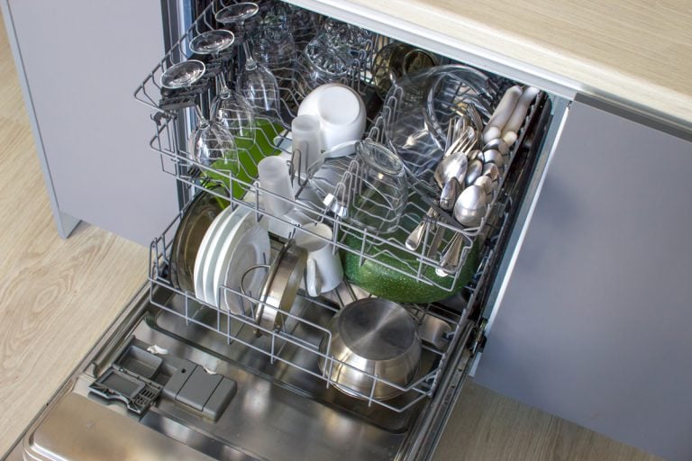 开着的门后面,用干净的碗内内置的洗碗机。,Kitchenaid Dishwasher Beeping But Not Starting - What's Wrong?