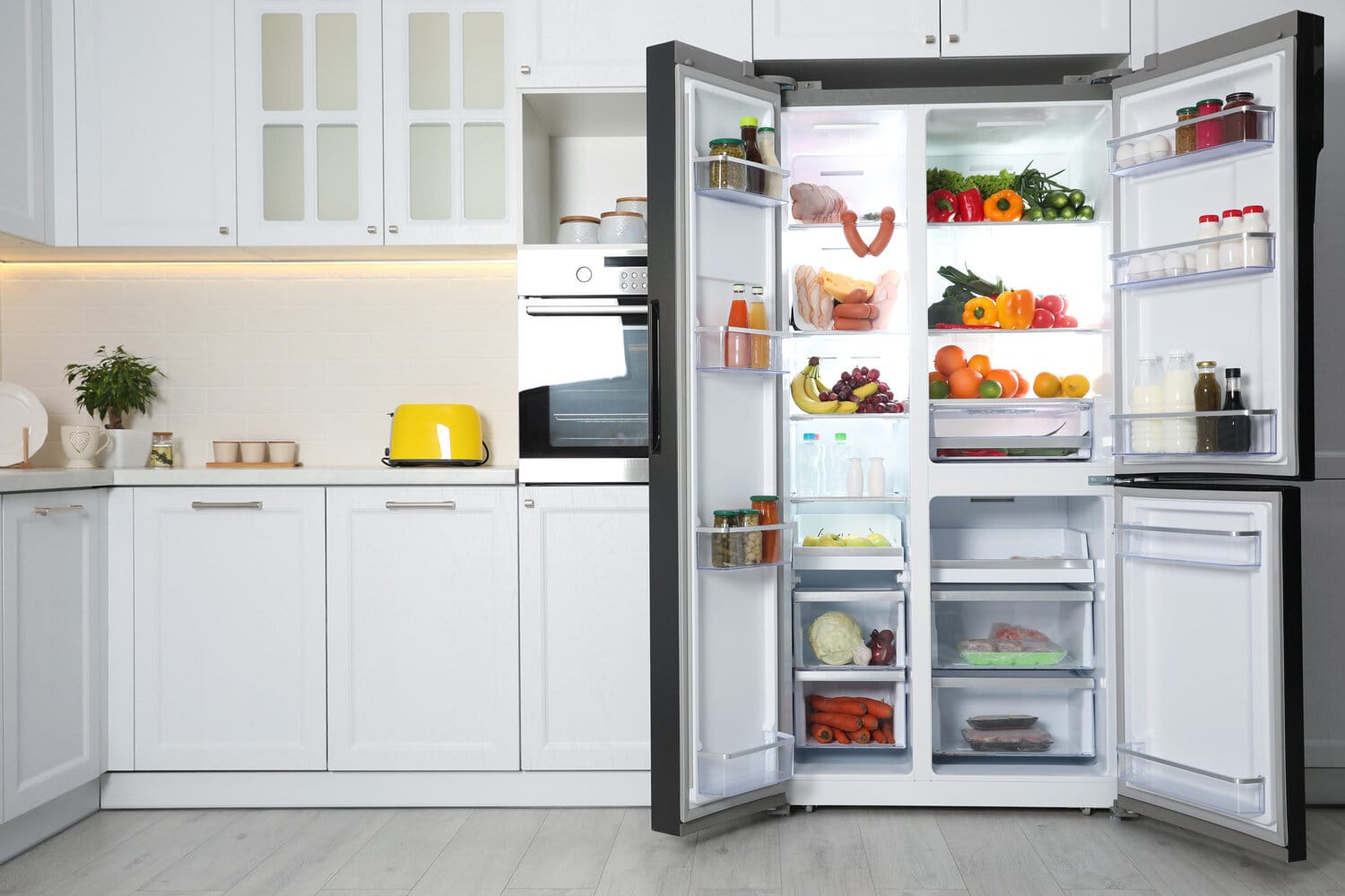 厨房里打开冰箱，冰箱里装满了食物bd手机下载
